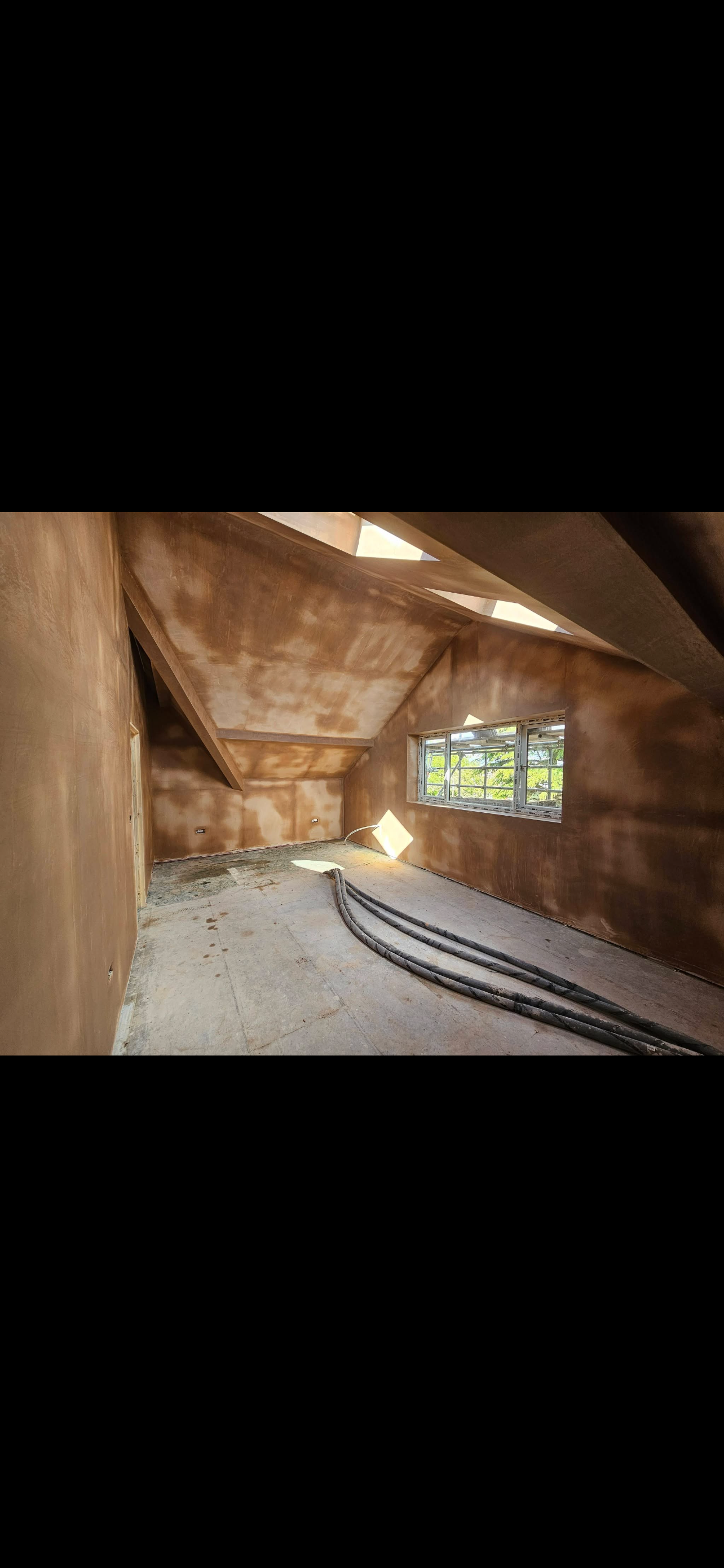 Plaster walls with skylights and natural light