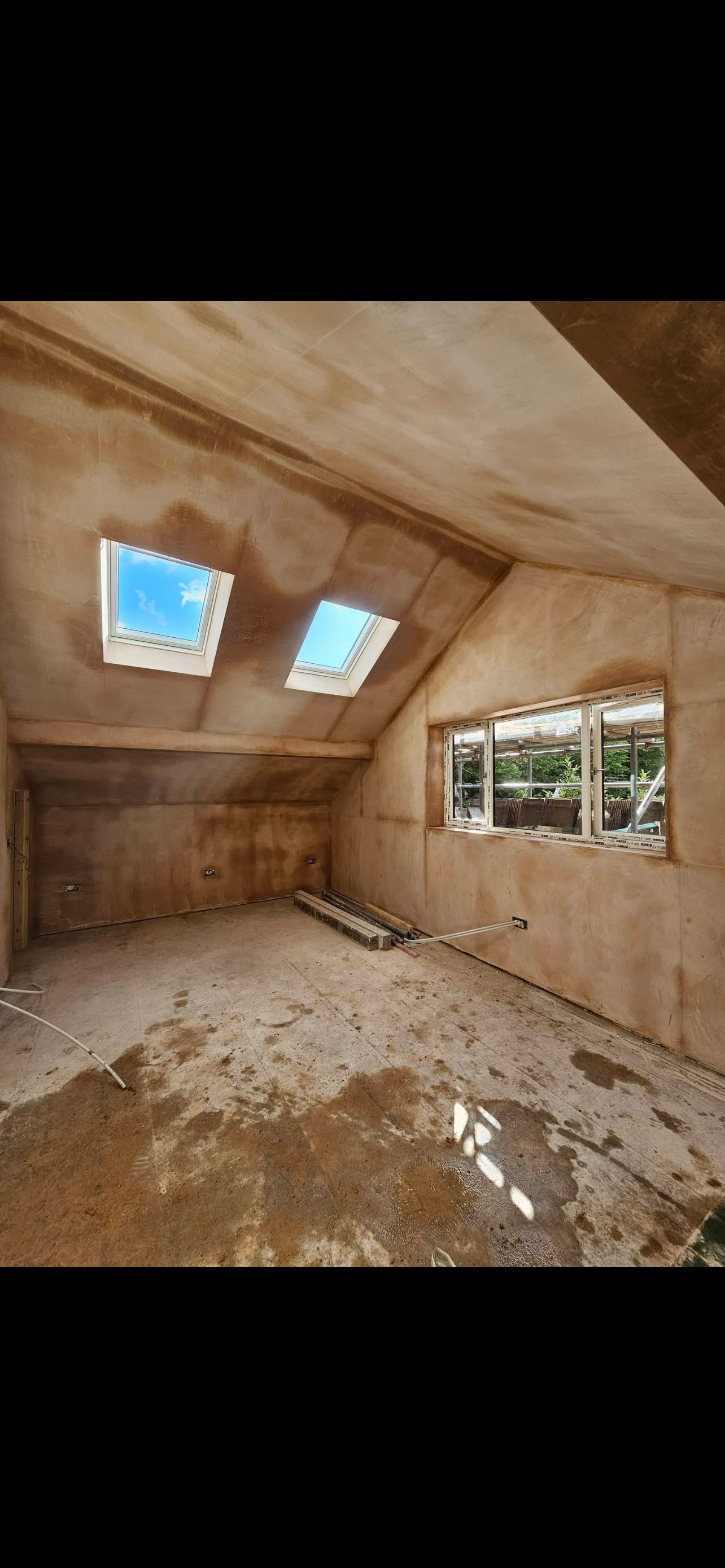Smooth feature wall and plaster ceiling finish